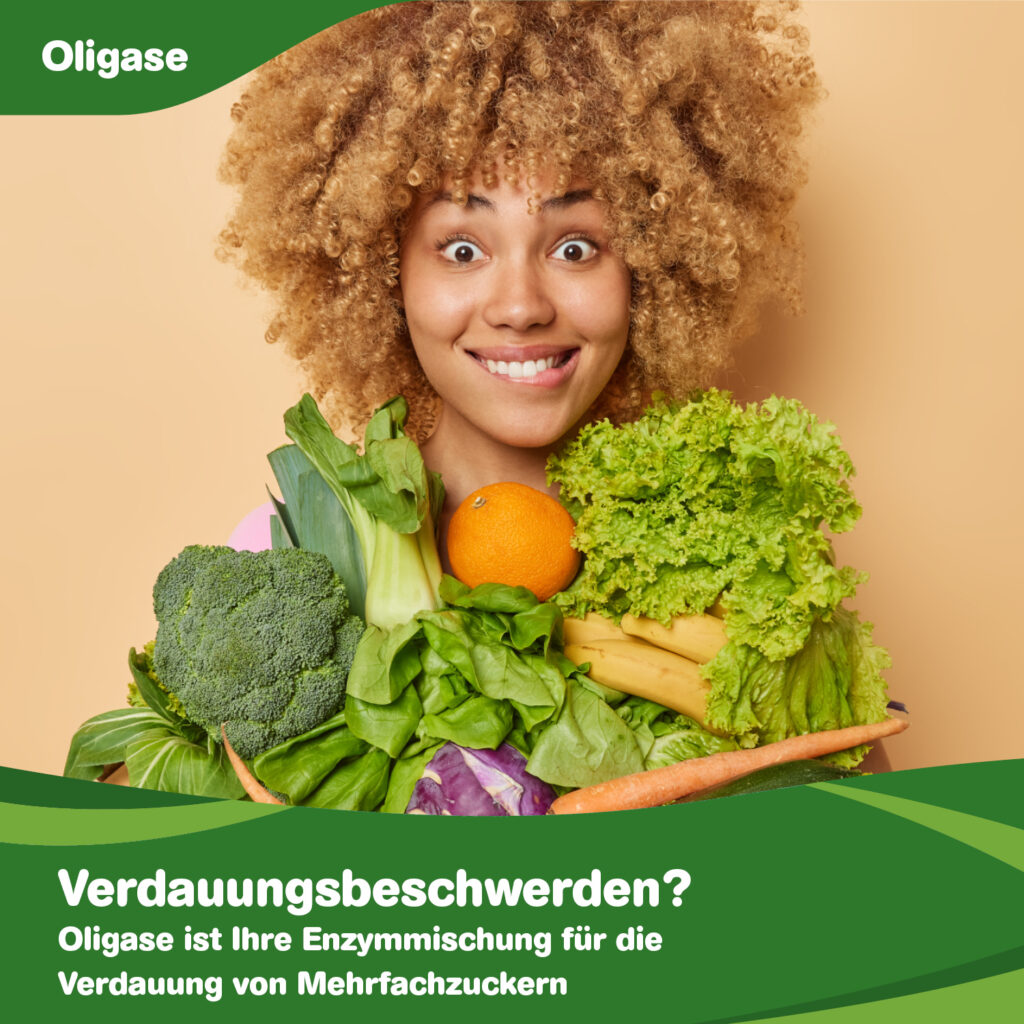 Eine glückliche Frau hält einen Korb Gemüse.