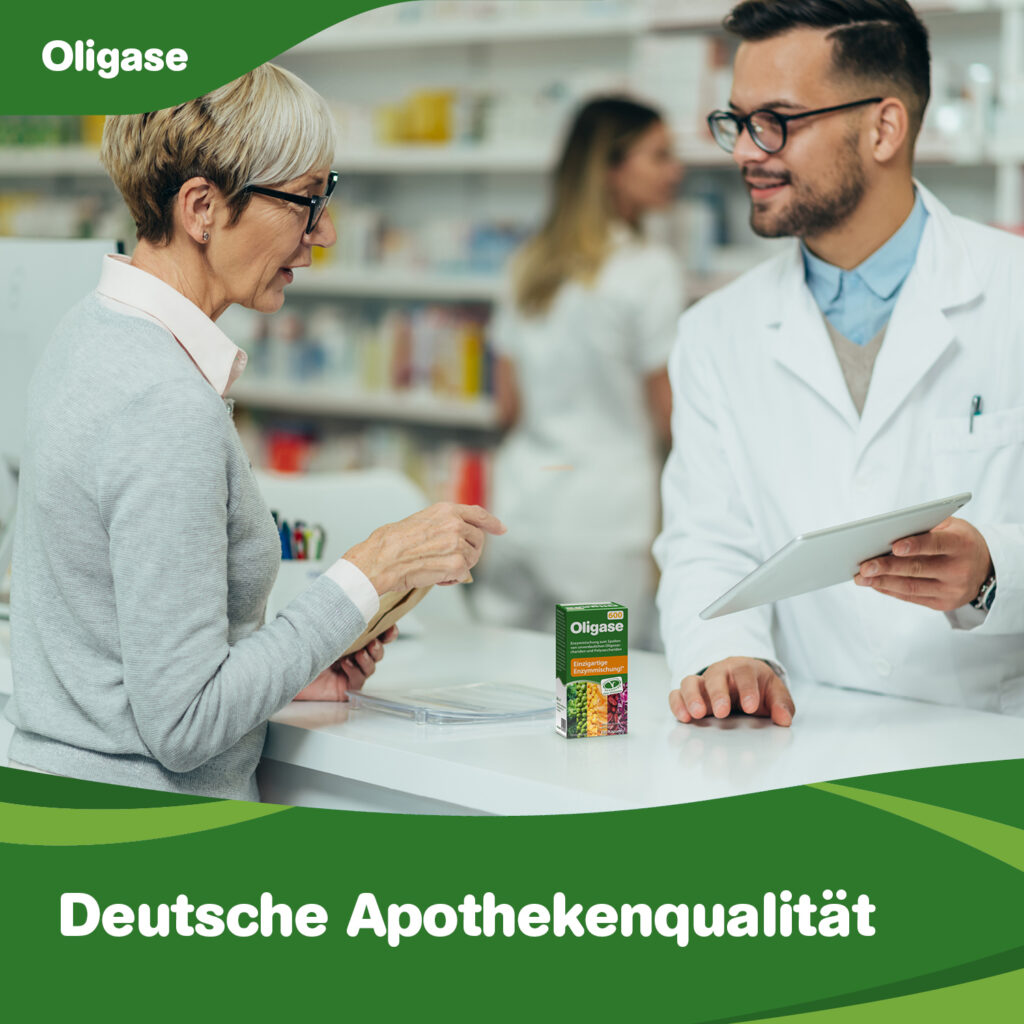 Eine Frau kauft sich Oligase Kapseln in der Apotheke.